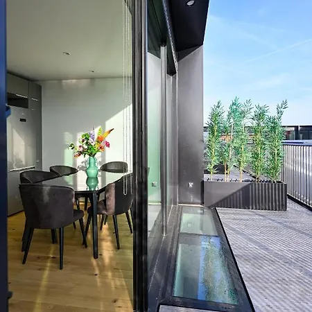 12, Apartments, 4-6 Pers, Central, Stunning View, Near Supermarket & Public Transport Hotel apartamentowy