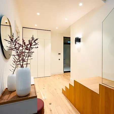 12, Apartments, 4-6 Pers, Central, Stunning View, Near Supermarket & Public Transport Hotel apartamentowy