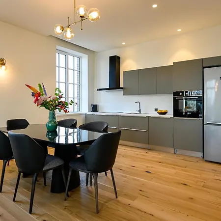 Апарт-отель 12, Apartments, 4-6 Pers, Central, Stunning View, Near Supermarket & Public Transport