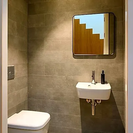 12, Apartments, 4-6 Pers, Central, Stunning View, Near Supermarket & Public Transport Hotel apartamentowy